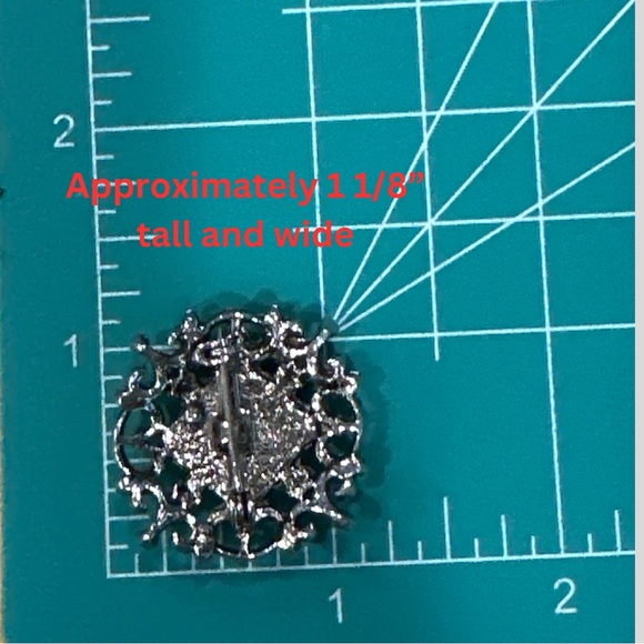 Vintage Unmarked Silver Toned Brooch with Black Inset Resin or Acrylic Stone - Picture 13 of 15